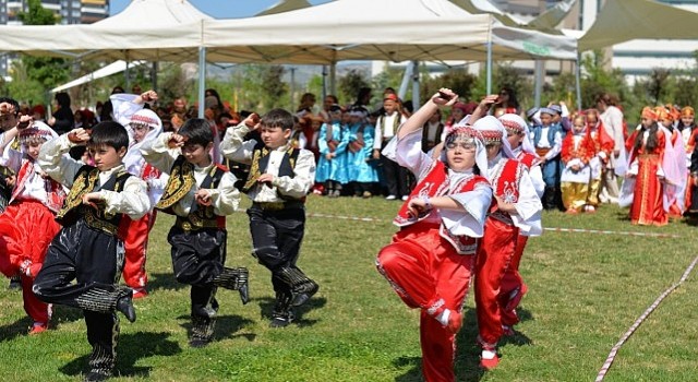 İlkokul Öğrencilerinden Halk Oyunu Gösterisi