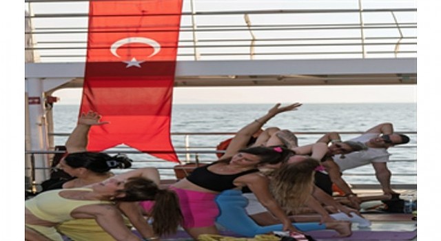 İzmirde güneşi yoga ile uğurladılar