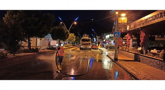 Kemerdeki toz ve toprak olan yollar yıkanıyor