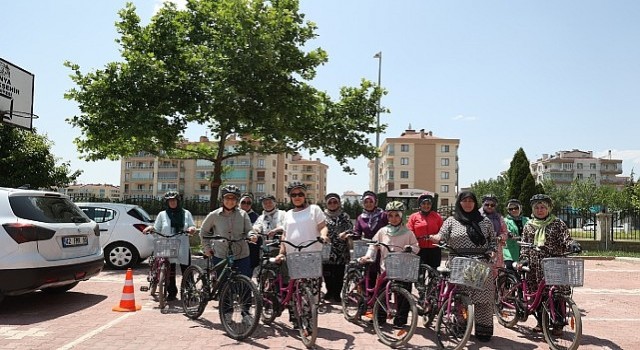 KOMEKte Kadınlar İçin Verilen Bisiklet Kullanma Eğitimi Büyük Beğeni Görüyor