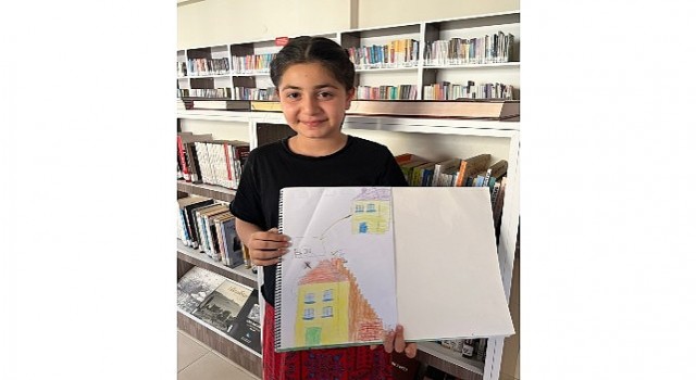 Minik eller renkli hayaller çizdi