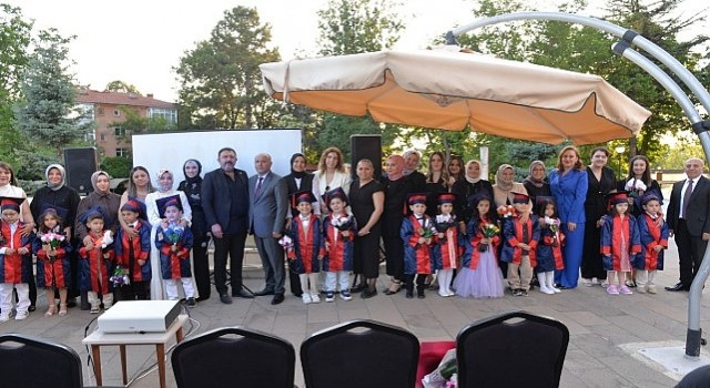 Miniklerin Mezuniyet Sevinci