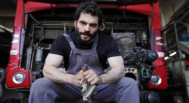 Akın Akınözü apos;Veliahttaki Karakteri İçin Araba Tamirhanesine Girdi!