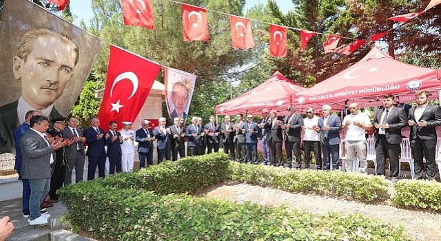 Aktaş ve Büyükakın, dua okudu, karanfil bıraktı