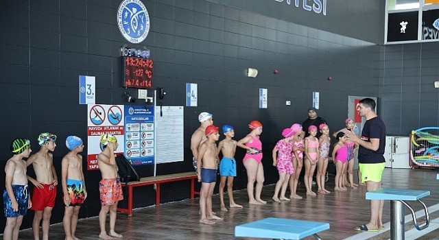 Aydınlı Minikler Büyükşehir Belediyesi ile Yüzmeyi Öğreniyor