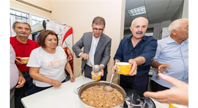 Başkan Tugay aşure bereketini paylaştı