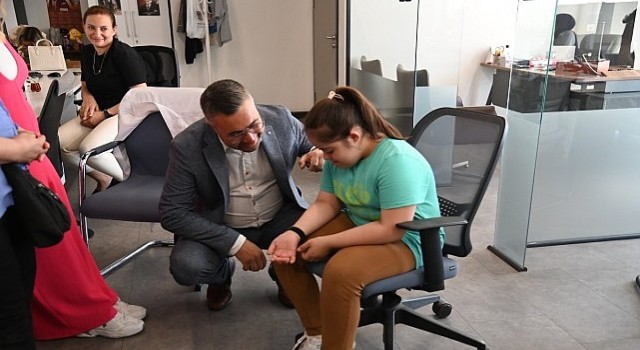 Büyükşehirin “Ben Buradayım” Projesinde Bileklik Dağıtımı Sürüyor