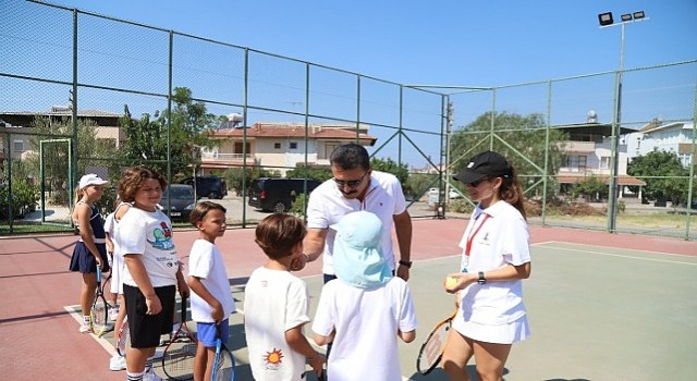 Dikilide çocuklar tenis ile buluşuyor