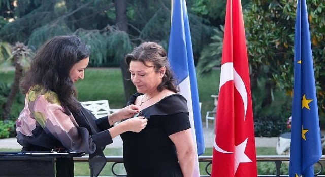 Doç. Dr. Leman Figen Yılmaza Fransadan Sanat ve Edebiyat Şövalyesi Nişanı