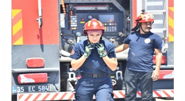 İzmir İtfaiyesi Çeşmenin dört bir yanında görev başında