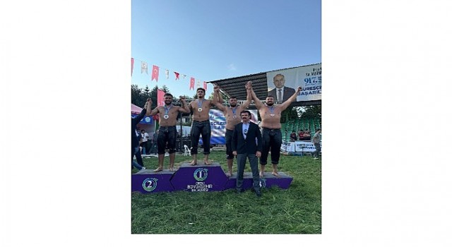 Kemer Belediyesi güreşçileri kürsüye çıktı