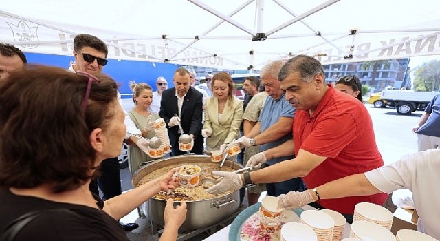 Konakta aşure bereketi: Başkan Mutludan vatandaşlara ikram