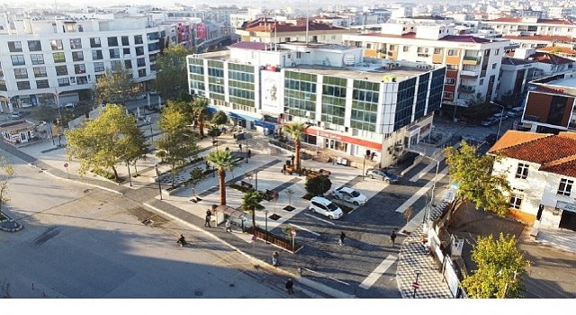 Menderes Belediyesinden Ot Temizliği