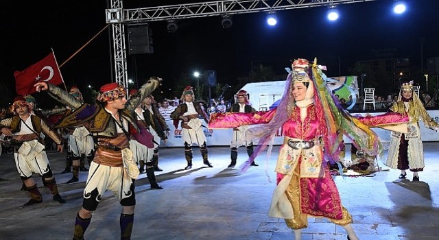 8 Ülke Torbalıda Buluştu: Halk Dansları Geceye Damga Vurdu