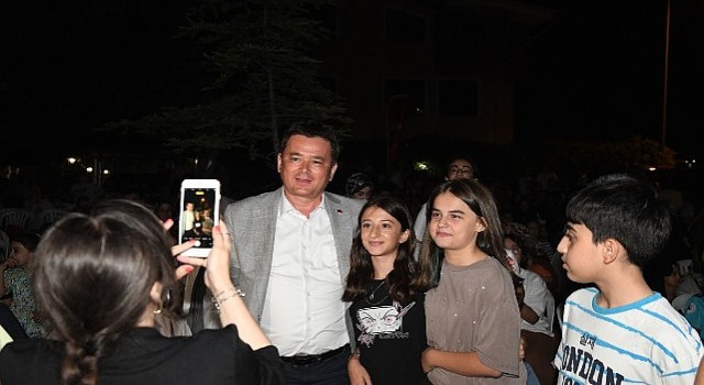 Başkan Aydın, Güneştepede çocuklarla açık hava sinemasında buluştu