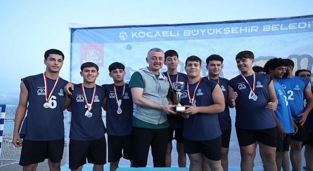 Başkan Büyükakın, gençlerin enerjisine ortak oldu; Plaj Şenlikleri Sekaparkta başladı