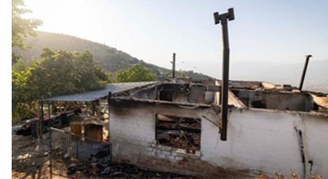 Büyükşehirden evi yanan aileye yardım eli