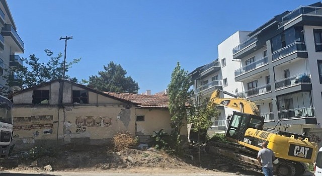 Çankayada Tehlikeli Yapıların Yıkımı Sürüyor