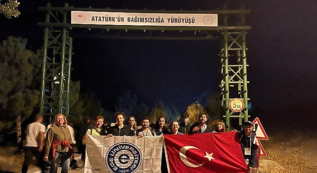 Ege Üniversitesi öğrencileri Kocatepe Zafer Yürüyüşüne katıldı