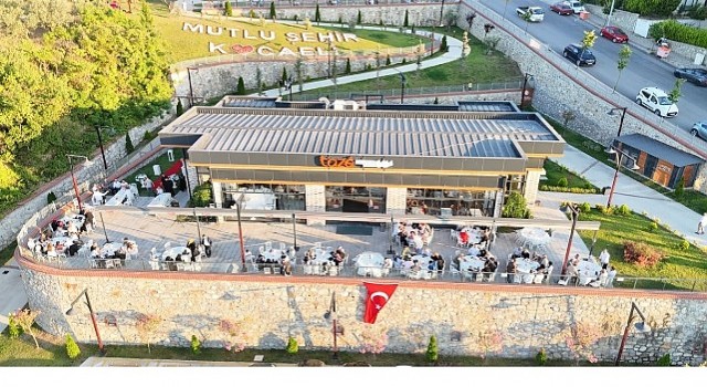 En mutlu Evetler bu salonda yankılanıyor