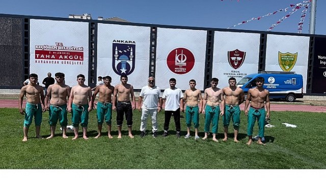 Güreşçiler Dualı Çayırda Mücadele Etti
