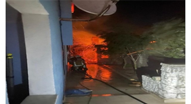 İzmir İtfaiyesi Dikilideki yangına müdahale ediyor