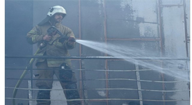 İzmir İtfaiyesi Menemendeki iş yeri yangınını kontrol altına aldı