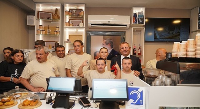 Ayvalıkta İlk Engelsiz Kafe Hizmete Açıldı