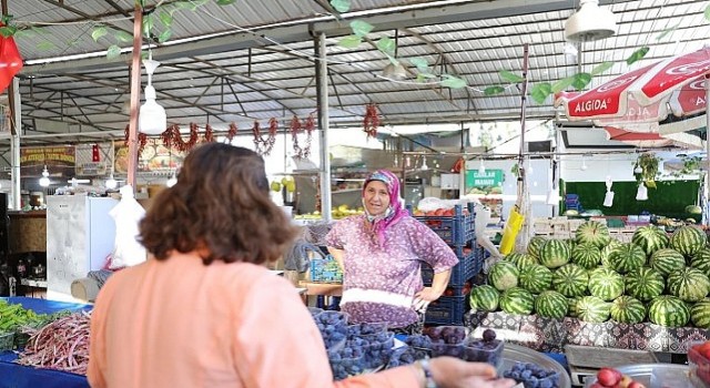 Başkan Hatice Gençay, Mavişehir Halk Pazarını Ziyaret Etti