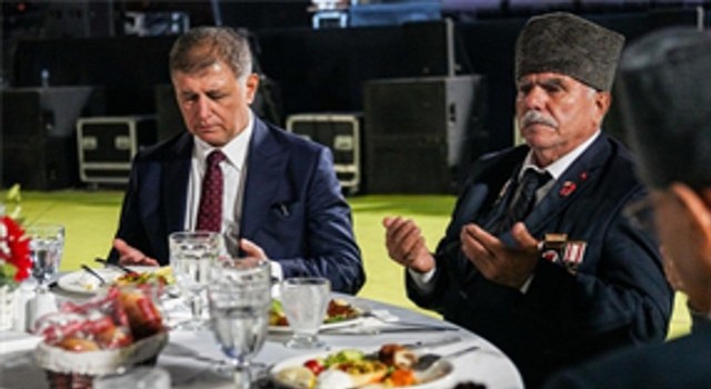 Başkan Tugay: Özgürlüğümüzü şehitlerimizin canına ve gazilerimizin cesaretine borçluyuz