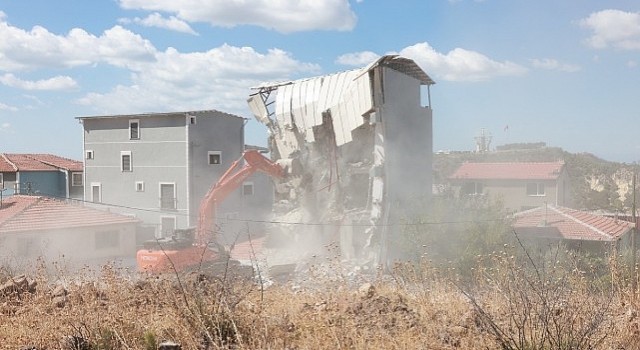 Bayraklıda 5 katlı kaçak yapı yıkıldı