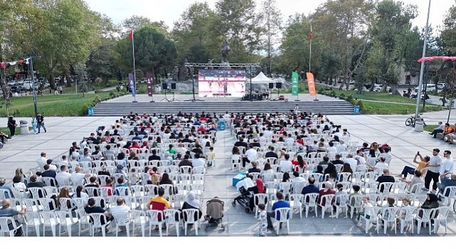 İnegöl Tribününden Millilere Tam Destek