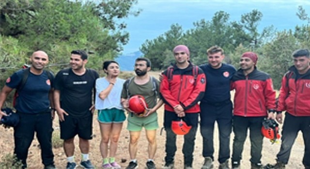 İzmir İtfaiyesi kayalıklarda mahsur kalan üç genci kurtardı