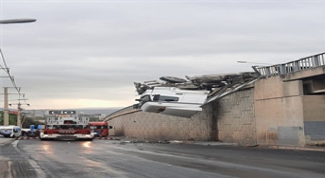 İzmir İtfaiyesi kaza sonrası viyadükte asılı kalan tır şoförünü kurtardı