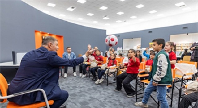 Başkan Tugay okudu, Kadifekaleli çocuklar dinledi