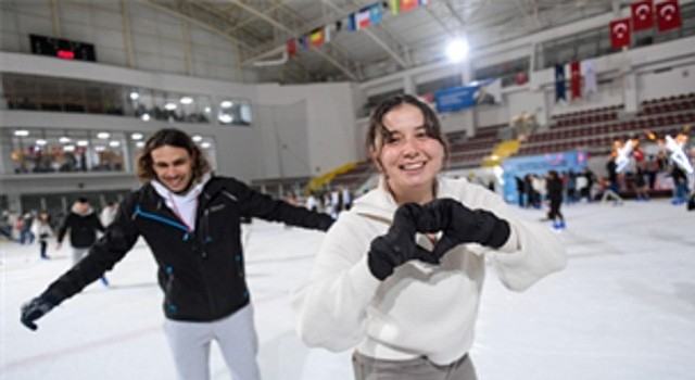 İzmir in buz pisti yeni döneme hazır
