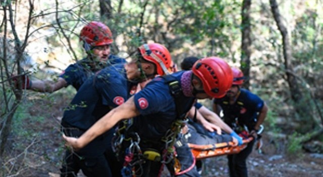 İzmir İtfaiyesi nden Balçova Terapi Ormanları nda kurtarma operasyonu