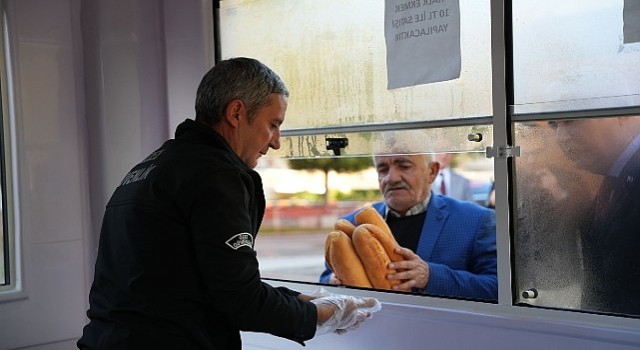 Kemalpaşa da Halk Ekmek e Yoğun İlgi