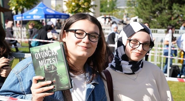 Kitap Fuarı nda genç yazarlara yoğun ilgi