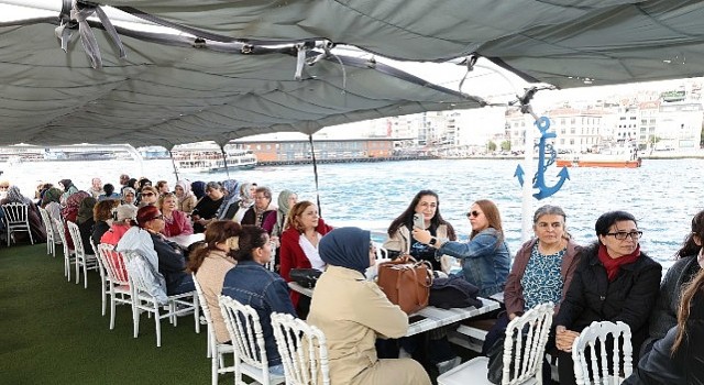 Küçükçekmeceli kadınlar İstanbul Boğazında