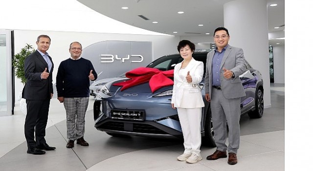 BYD Başkan Yardımcısı Stella Li, Türkiyede İlk SEALION 7 Teslimatını Gerçekleştirdi