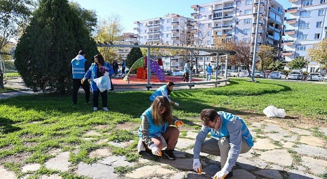 İzmirli gönüllüler el ele vererek doğa için temizlediler