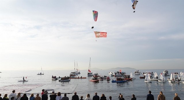 Kadıköyde Binlerce Kişi Ataya Saygı Zinciri Oluşturdu