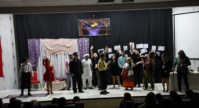 Kartepe Belediyesinden Tiyatro Ziyafeti