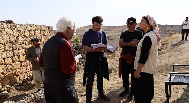 Komedi türünde yılın iddialı filmlerinden Damat Mektebinin çekimleri başladı.