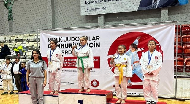 Konakın judo takımı ilk turnuvadan madalyalarla döndü