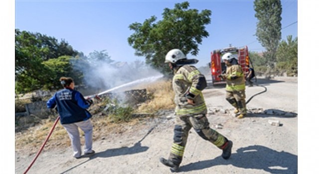 Büyükşehirin köylere dağıttığı tankerler ormanları kurtarıyor