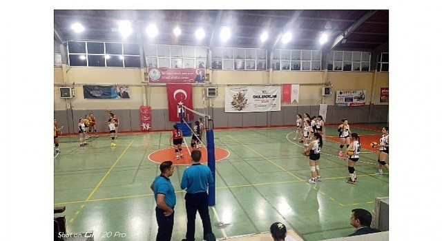 Çiğli Belediyesinin Voleybol Takımları Ligde Zirvede