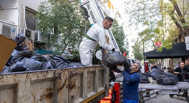 Konak Belediyesinden çöp ev operasyonu: 4 kamyon atık çıktı