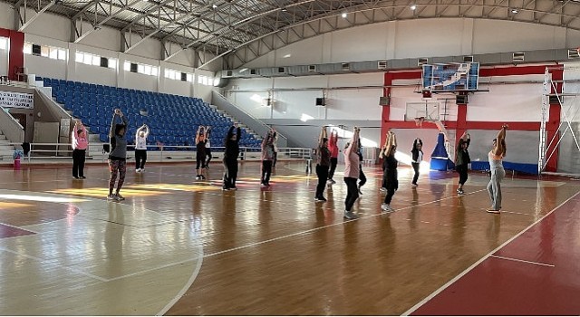 Narlıdere Belediyesinin açtığı aerobik kurslarına katılan kadınlar güne sağlıklı, enerjik ve zinde başlıyor